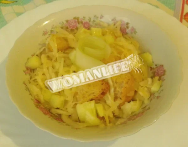 Салат з квашеною капустою і грінками
