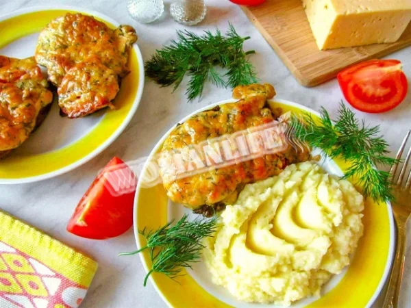 Запечена індичка з помідорами і сиром