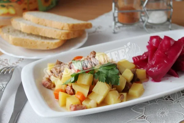 Тушкована картопля з грибами та морквою