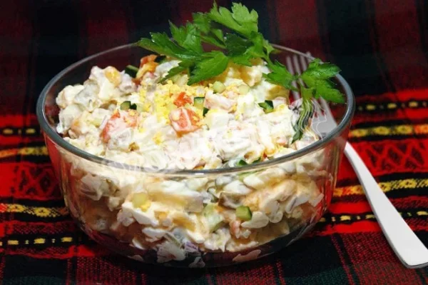 Рецепт класичного м'ясного салату з солоними огірками
