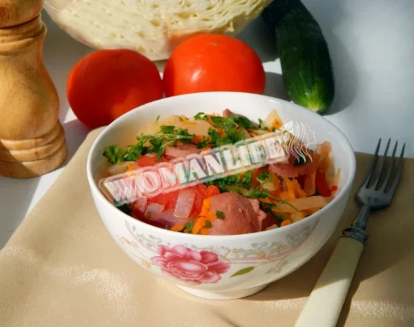 Капустяна солянка з сосисками в мультиварці