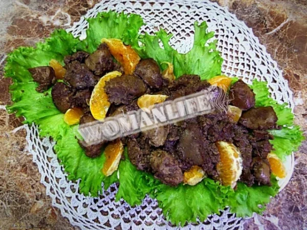 Салат з курячої печінки і апельсина
