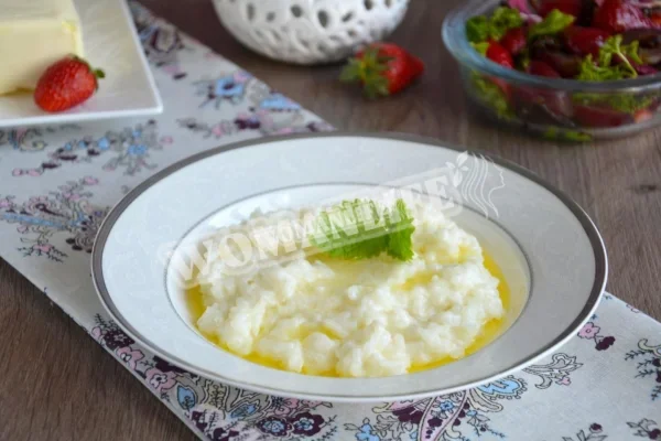 Класична рисова каша на молоці в каструльці