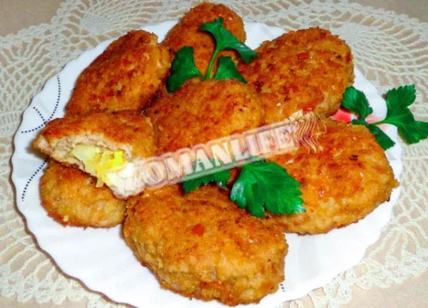 М'ясні зрази з яйцем і цибулею на сковороді