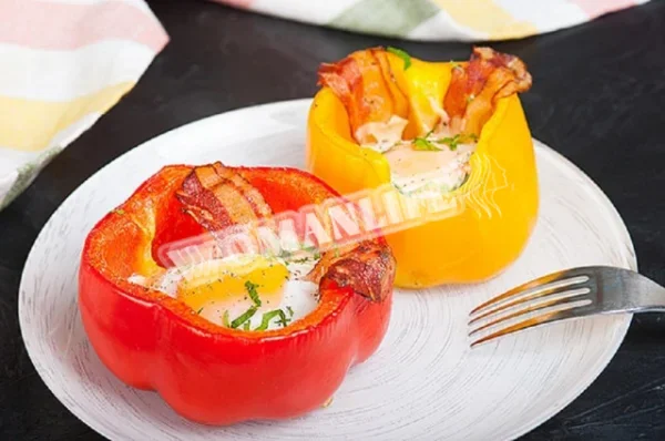 Яєчня в половинках перцю