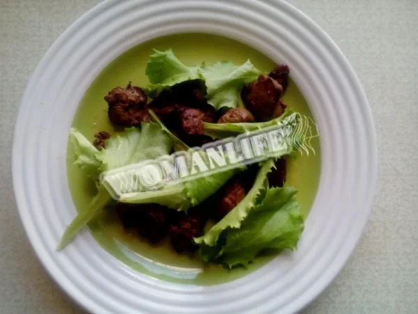 Куряча печінка з салатом