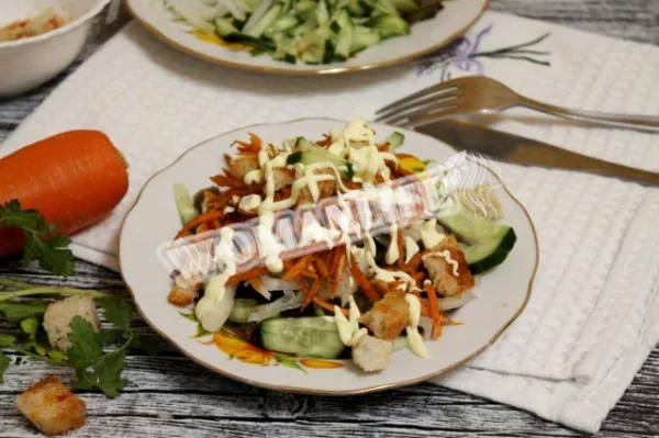 Салат з корейською морквою, сирокопченою ковбасою та огірками