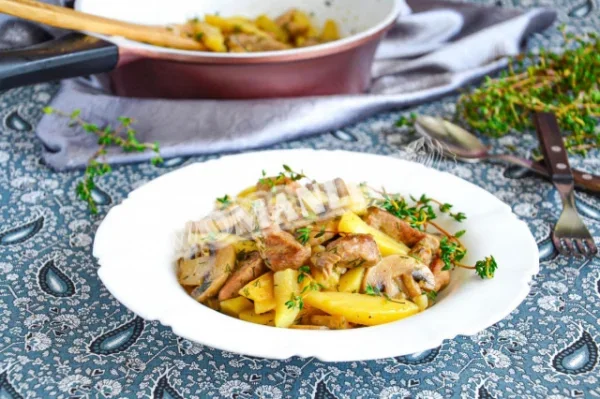 Картопля, тушкована з м'ясом і грибами