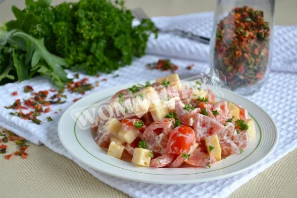 Салат з копченою куркою і помідорами