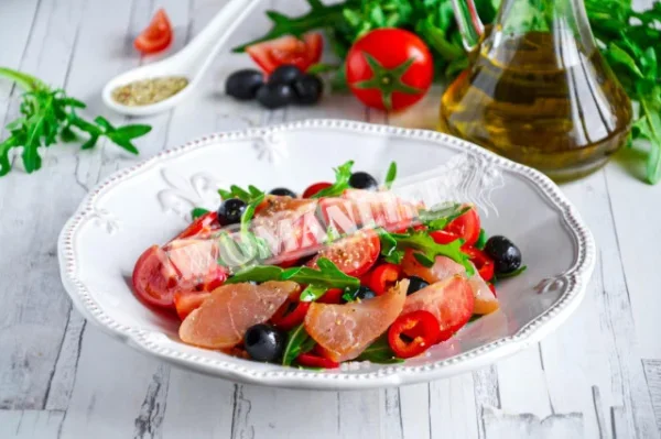 Салат з копченою куркою і болгарським перцем