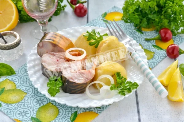 Скумбрія в пляшці в лушпинні цибулі