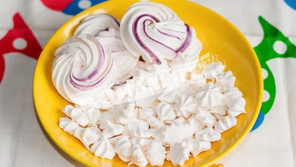 Як збити білки з цукром в густу піну для меренг і не тільки