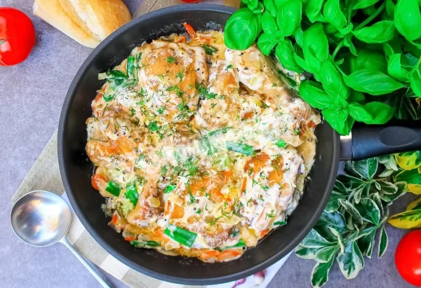 Курка в сметані на сковороді