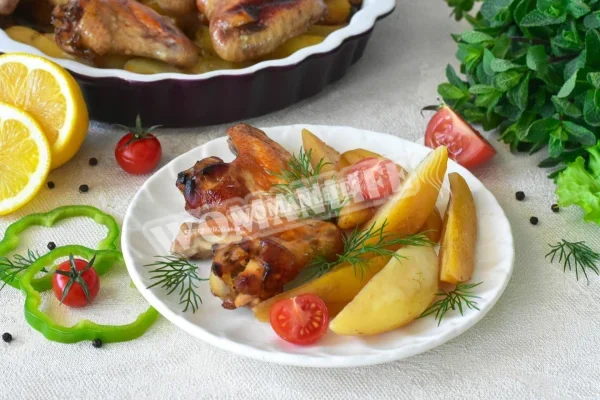 Курячі крильця з картоплею в духовці