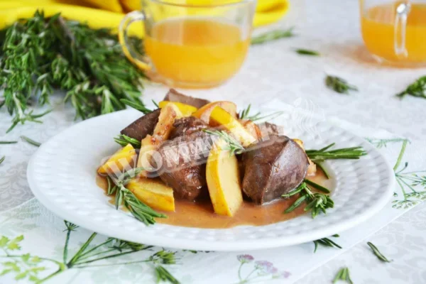 Печінка з айвою і апельсиновим соусом