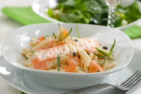Салат з горбушею, сиром і макаронами