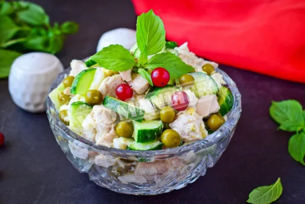 Салат з куркою, зеленим горошком, огірком і яйцем