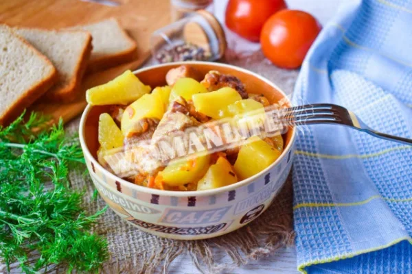 Печеня зі свинини з домашньою картоплею на сковороді