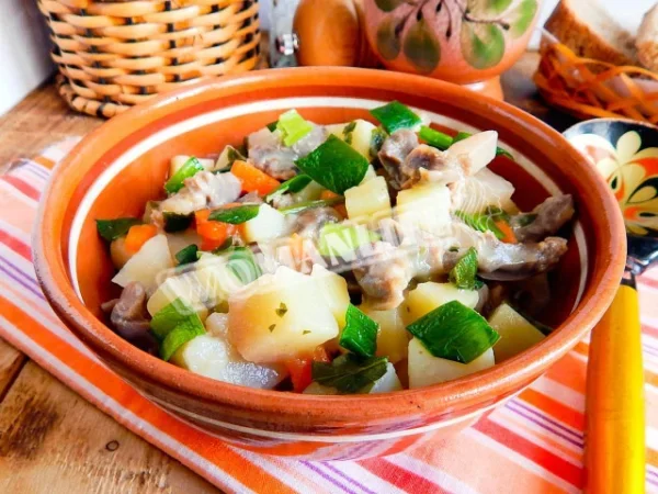 Тушковані курячі шлунки з картоплею