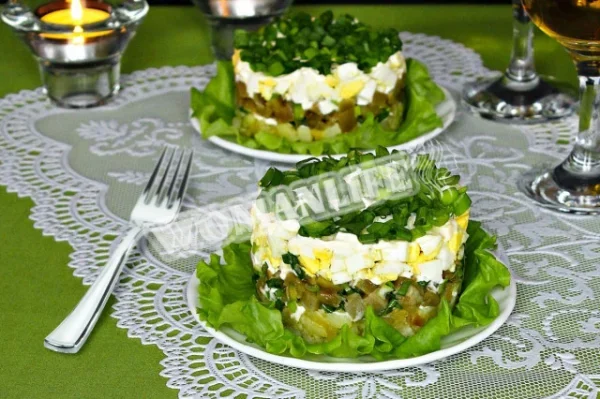 Багатошаровий салат з маринованими гірчинками
