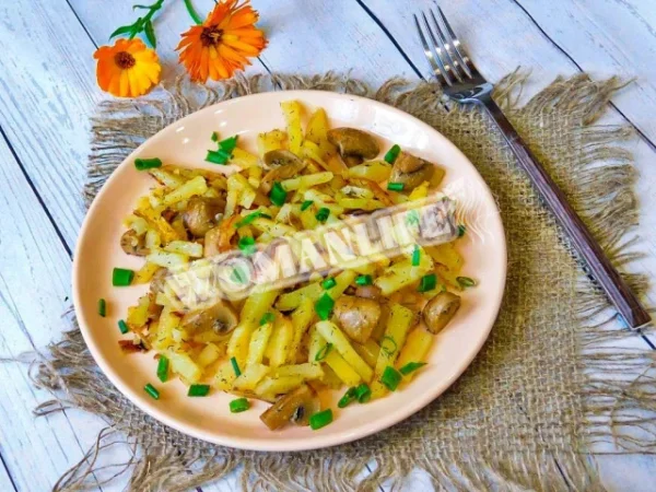 Смажена картопля з печерицями та цибулею на сковороді