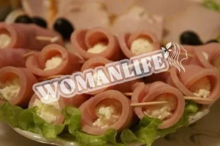 Канапе з шинкою, сметаною і хроном на шпажках
