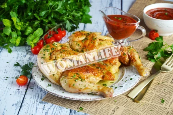 Курка табака на сковороді з хрусткою скоринкою
