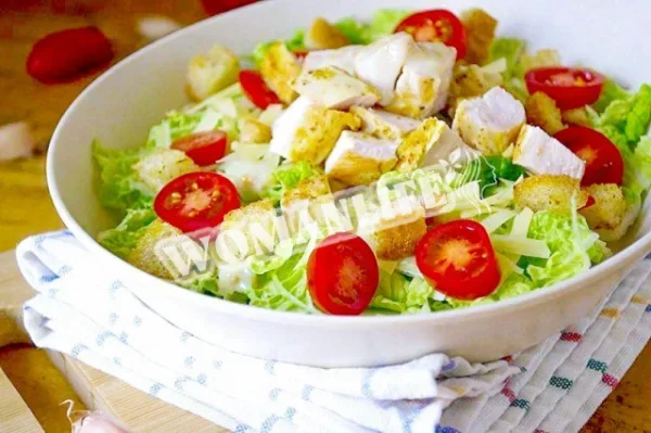 Салат Цезар з сиром, помідорами, куркою і грінками