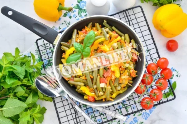 Струкова квасоля з овочами на сковороді