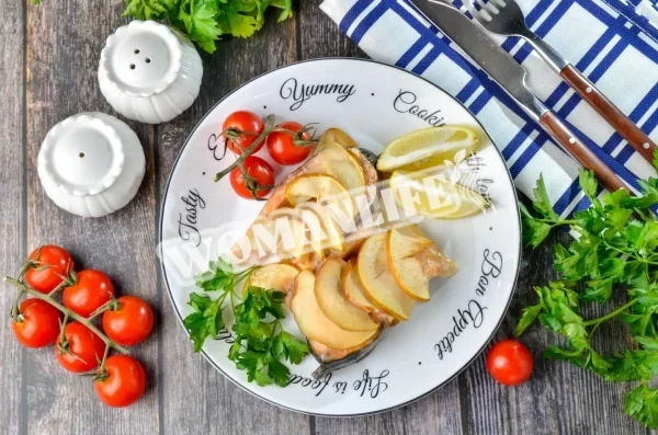 Риба з яблуками в духовці