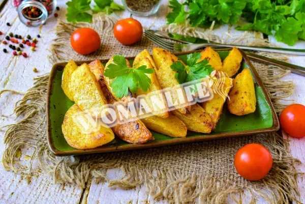 Картопля з часником, запечена в духовці