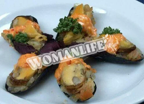 Пекучі мідії з часником і узо