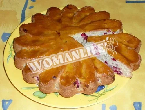 Пиріг з брусницею і горіхами