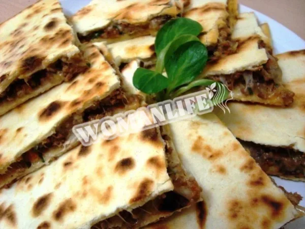 Мексиканська коржик з м'ясом на сковороді