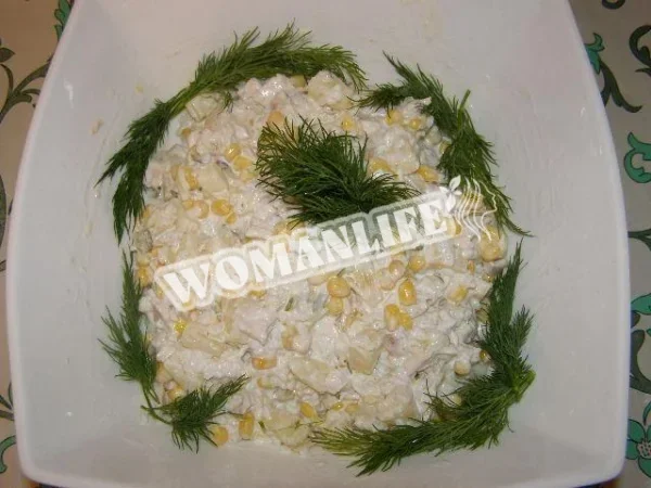 Салат з курки, ананасів, кукурудзи та рису