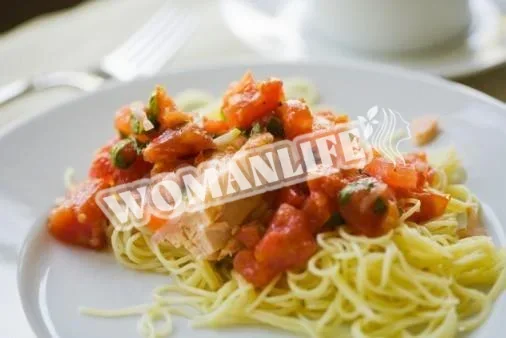Салат з лососем і локшиною з овочами