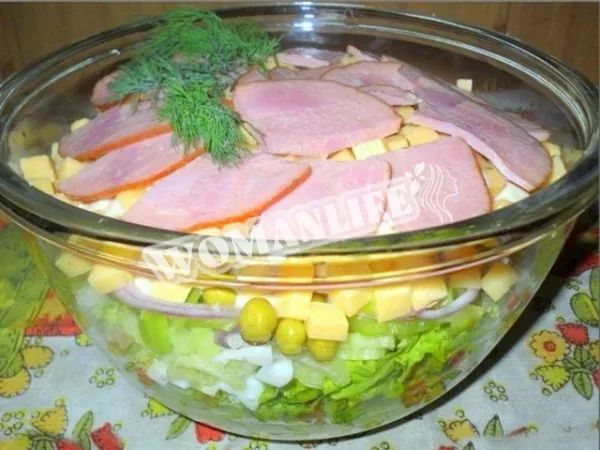 Легкий салат з беконом і прошарками майонезу