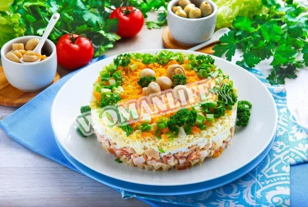 Салат з копченою грудкою і маринованими грибами