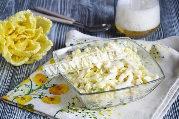 Салат з кальмарами і пекінською капустою