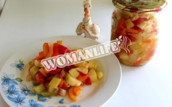 Овочевий салат на зиму з кабачків з помідорами і цибулею