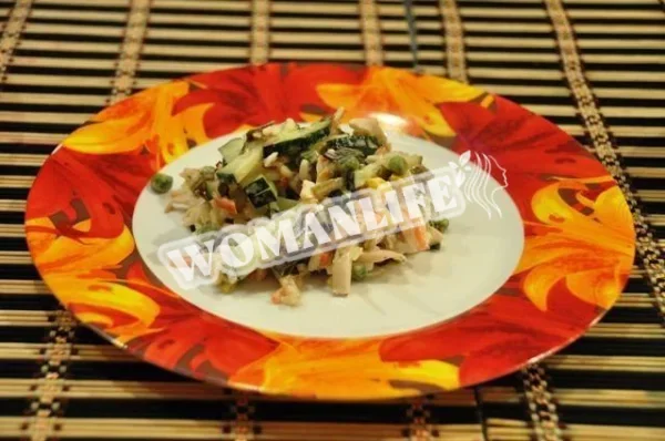 Салат з морської капусти з кальмарами і овочами