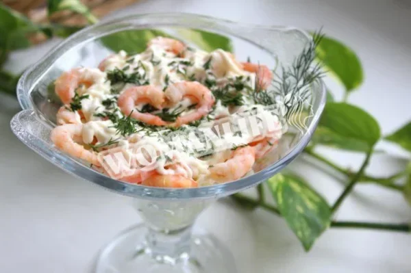Салат Наречена з яблуком, креветками та огірками
