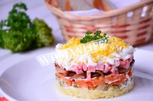 Салат по-мисливськи з солоними огірками та копченою ковбасою
