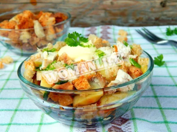 Салат з копченою куркою і грінками