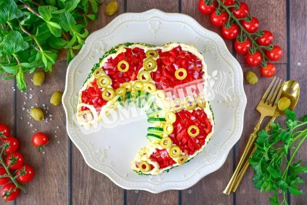 Російський салат краса з куркою і шинкою