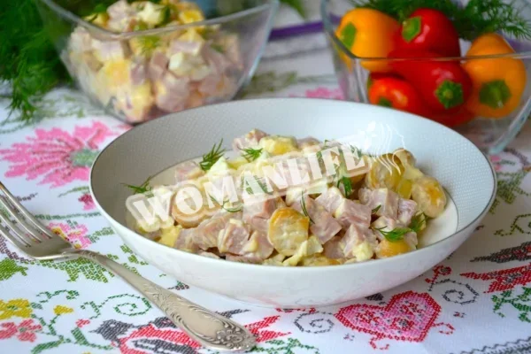Салат з шинкою і грибами