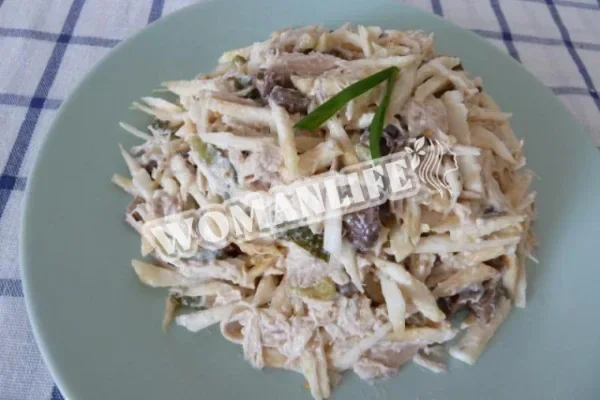 Салат з кореня селери з грибами і куркою