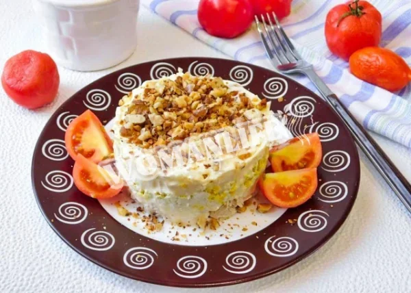 Салат з курячою грудкою і волоськими горіхами