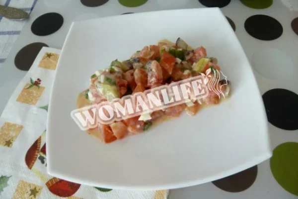 Салат з червоною рибою і маринованими грибами