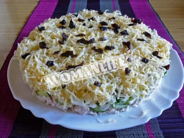 Салат «Дамська примха» з куркою та чорносливом